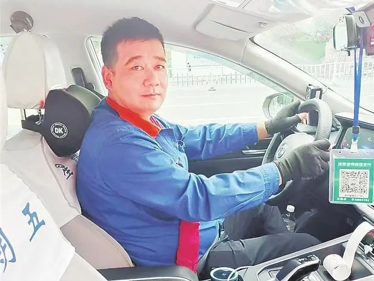 凡人善舉丨騎警開道，“的哥”連闖紅燈10分鐘送醫(yī).jpg